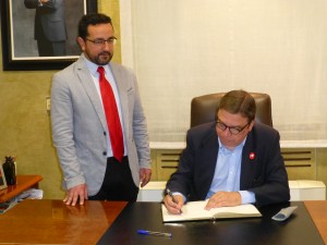 Luis Planas también ha visitado el Ayuntamiento y ha firmado en su Libro de Honor. 