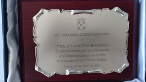 Placa con la que el Museo Cervantes ha premiado ha Televisión Baena.