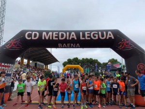 Salida de una de las pruebas en pista para categorías inferiores.