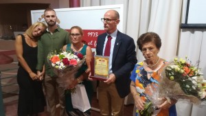 Antonio Triguero con su familia tras recibir el homenaje de la UD San Francisco.