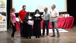 Entrega de uno de los Premios 'Destacando' a las Hermanitas de los Ancianos Desamparados .