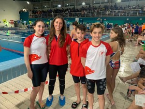 Los nadadores Isabel Ortiz, Pedro Carrilo y Álvaro Luque junto a su entrenadora Marta Roldán.