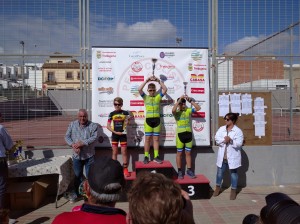 El ciclista baenense Carlos Tienda, en el tercer cajón del podium.