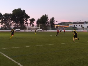 Una jugada en el partido de este sábado entre el CA Lastres Pérez y Veteranos de Puente Genil.