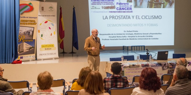 El urólogo Rafael Prieto durante su conferencia en Baena.