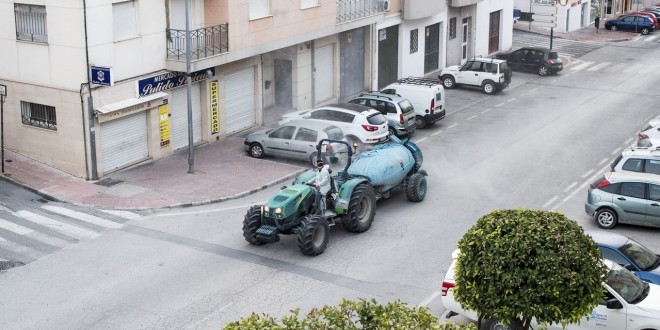 Un tractor desinfectando una calle de Baena el pasado viernes.