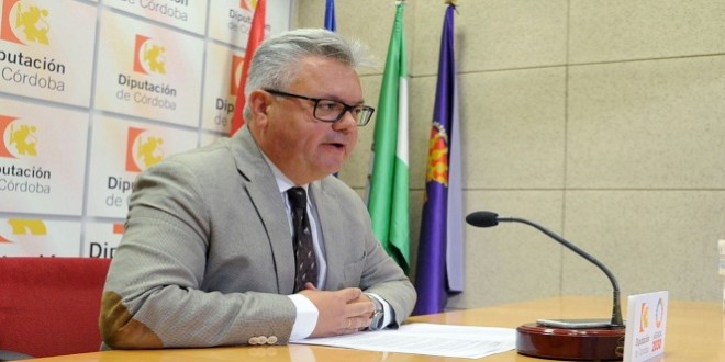 El delegado de Vivienda, Esteban Morales, en la sala de prensa de la Diputación de Córdoba.