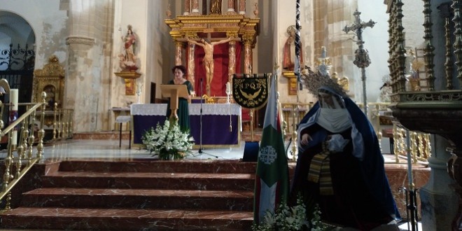 La pregonera, Lola Cristina Mata, en el Altar Mayor de San Bartolomé.
