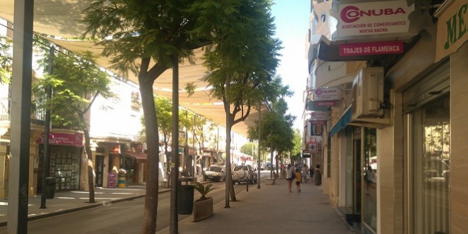 Imagen de archivo de una calle comercial de Baena.