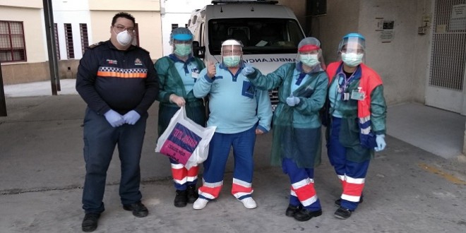 Personal sanitario del Centro de Salud de Baena con las mascarillas donadas.