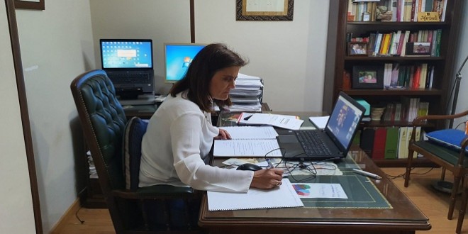 La alcaldesa, Cristina Piernagorda, participando desde su domicilio en el Pleno telemático del pasado martes.