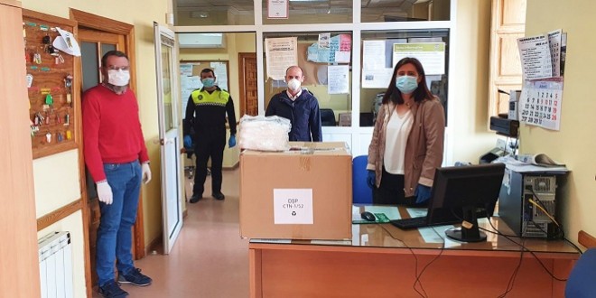 El gerente de ABASA, junto a la alcaldesa y el concejal de Cultura, entrega en la Jefatura de la Policía Local las 3.000 mascarillas donadas al Ayuntamiento de Baena.