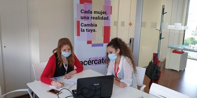 Personal de Cruz Roja en atención a víctimas de violencia de género. Foto: Cruz Roja Córdoba.