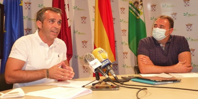 Los portavoces de PSOE e IU, José Andrés García y David Bazuelo, ayer en rueda de prensa. foto: TV Baena.