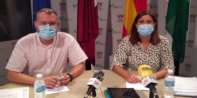 El concejal de Turismo, Javier Vacas, y la alcaldesa de Baena, Cristina Piernagorda, ayer en rueda de prensa. Foto: TV Baena.