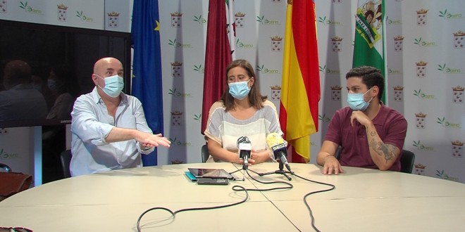 José Manuel Cano, Cristina Piernagorda y Javier Pavón, en la presentación de esta nueva actividad de Juventud. Foto: TV Baena.