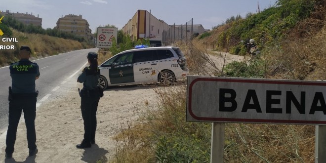 Una patrulla mixta de la Guardia Civil en labores de vigilancia en uno de los accesos a Baena.