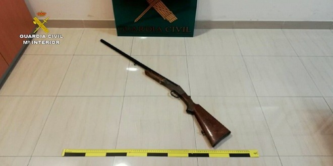 Escopeta de caza intervenida por la Guardia Civil a los detenidos.