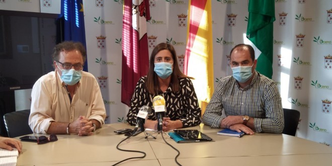 Ramón Martín, Cristina Piernagorda y José Gómez, en la rueda de prensa que ofrecieron ayer en el Ayuntamiento. Foto: TV Baena.