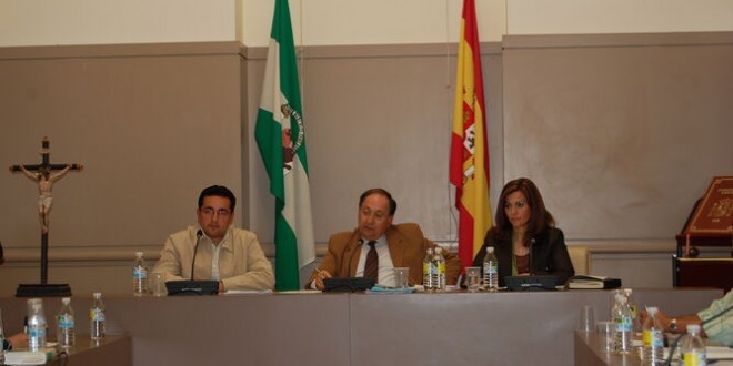 Jesús Rojano, Luis Moreno y Mª Jesús Serrano, cuando formaban parte del equipo de Gobierno socialista del Ayuntamiento de Baena. Foto de archivo: TV Baena.