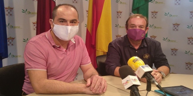 José Gómez y Javier Valbuena, esta mañana, en la Sala de comisiones del Ayuntamiento. Foto: TV Baena.