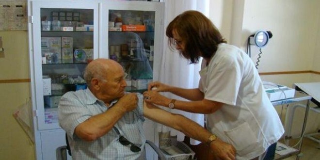 Imagen de archivo de un anciano vacunándose contra la gripe.