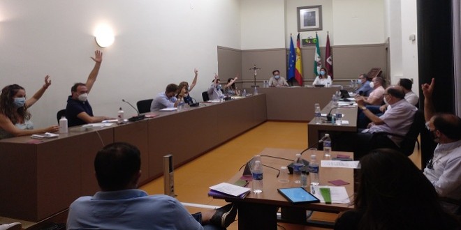 Los grupos de la oposición votaron a favor de dejar sobre la mesa los presupuestos municipales para 2020. Foto: TV Baena.