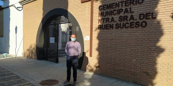 El concejal de Salud, José Gómez, en la puerta del Cementerio Municipal 'Ntra. Sra. del Buen Suceso'. Foto: TV Baena.