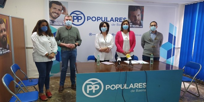 Mª Luisa Ceballos, junto a los concejales populares del equipo de Gobierno municipal, ayer en la sede del PP de Baena. Foto: TV Baena.