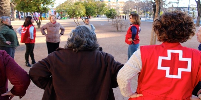 Imagen de archivo del voluntariado de Cruz Roja realizando actividades con personas mayores. Foto: Cruz Roja Córdoba.