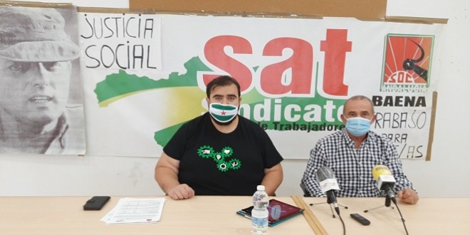 El portavoz nacional del SAT, Óscar Reina, y el representante local, José Luis Marín, ayer en la mesa informativa celebrada en Baena. Foto. TV Baena.