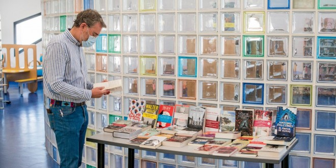 El concejal de Cultura, Javier Vacas, ojeando alguno de los nuevos  libros adquiridos para la Biblioteca Municipal. Foto: Ayuntamiento de Baena.