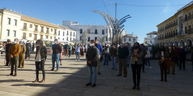 Los asistentes a esta manifestación, entre ellos varios alcaldes del PP en la provincia de Córdoba, manteniendo la distancia de seguridad. Foto: TV Baena.