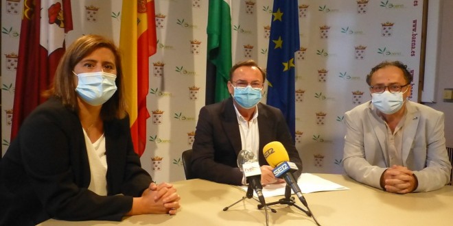 Cristina Piernagorda, Agustín Palomares y Ramón Martín, esta mañana, en el Ayuntamiento de Baena. Foto: TV Baena.