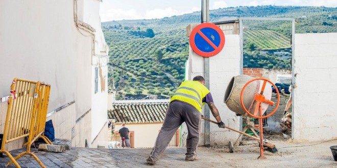 Un trabajador en la obra del PFEA que se está realizando en la calle Coro. Foto: Ayuntamiento de Baena.