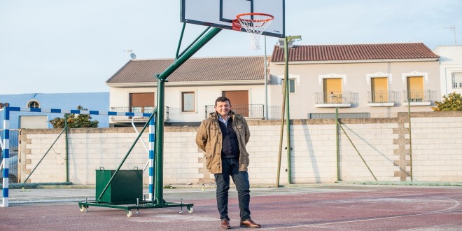 Joaquín Morales, ayer en la Ciudad Deportiva 'Juan Carlos I' para presentar las nuevas canastas de baloncesto. Foto: Ayuntamiento de Baena.