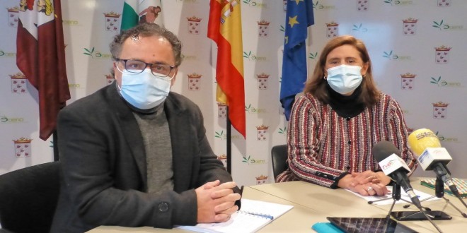 Ramçon Martín y Cristina Piernagorda, en la rueda de prensa que han ofrecido esta mañana en el Consistorio baenense. Foto: TV Baena.