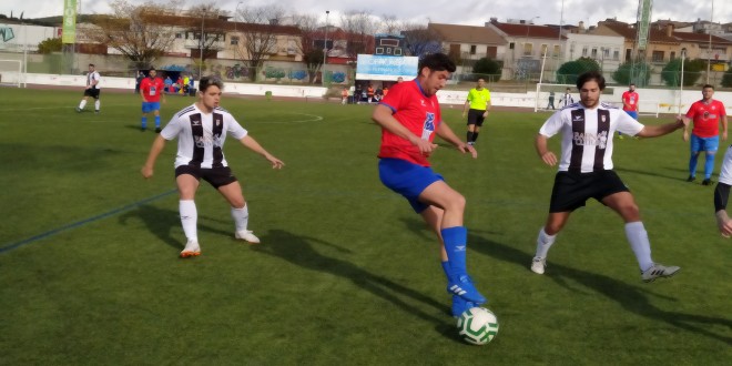 Una jugada del partido del Atco. Baenense ante Posadas en el 'Juan Carlos I'. Foto: TV Baena.