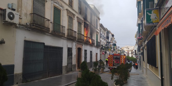 Un espectacular incendio arrasa una vivienda en la calle Amador de los Ríos de Baena - Televisión Baena