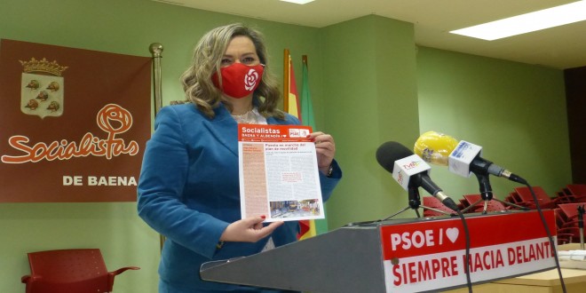 Mª Jesús Serrano, este mediodía en la sede del PSOE de Baena, presentando esta nueva  revista. Foto: TV Baena.