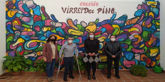 De izquierda a derecha: Isabel Molina, Miguel Ángel Martínez, Cristina Piernagorda y el artista 'Puñal', esta mañana, en el CEIP 'Virrey del Pino'. Foto: TV Baena.