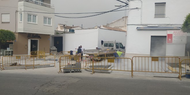 Estado actual de las obras que se están llevando a cabo en la calle Rey Fernando. Foto: TV Baena.
