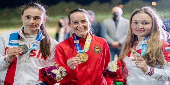 En el centro, Fátima Gálvez  con su medalla de Oro conquistada ayer en la Copa del Mundo de El Cairo. Foto: Facebook Fátima Gálvez.
