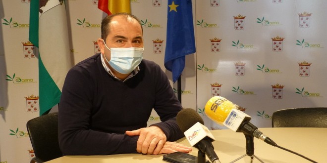 El concejal de Festejos, José Francisco Gómez, esta mañana en rueda de prensa. Foto: TV Baena.