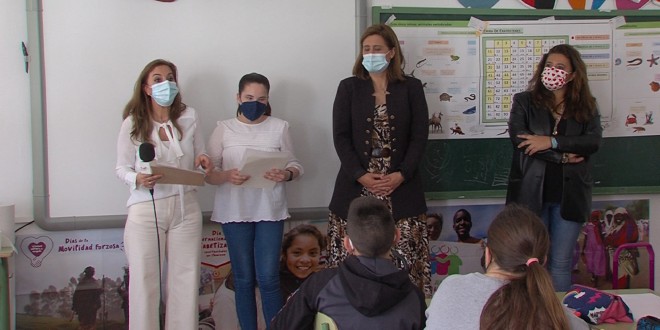 Una alumna recibe su premio del concurso escolar 'Ponte las gafas de la Iguadald'. Foto: Tv Baena.