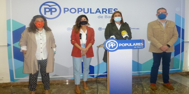 La diputada provincial del PP, Carmen Mª Arcos, (en el centro) junto a la alcaldesa de Baena, Cristina Piernagorda, esta mañana en la sede del PP. Foto: TV Baena.