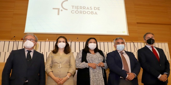 El presidente de Emcotur, Antonio Ramos, junto a diversas autoridades en la presentación de 'Tierras de Córdoba'.