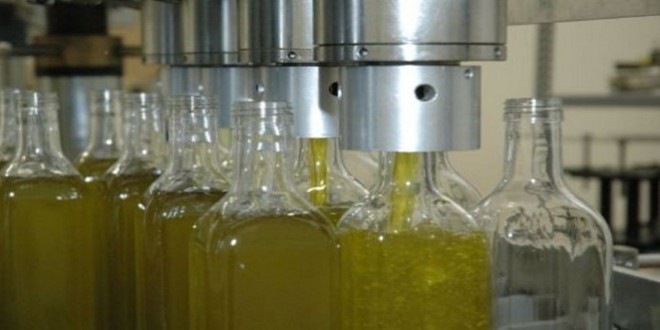 Envasado de aceite de oliva virgen extra.