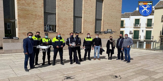 Agentes de la Unidad Hermes de Isla Cristina y  de la Policía Local de Baena. Foto: Huelva Información / M.G.