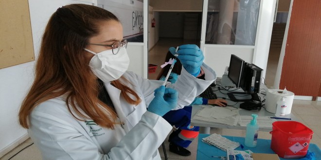 Una sanitaria del Centro de Salud de Baena preparando una dosis de la vacuna anti covid.